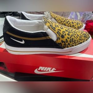 Nike Court Legacy Slip On
Leopard (Women's)